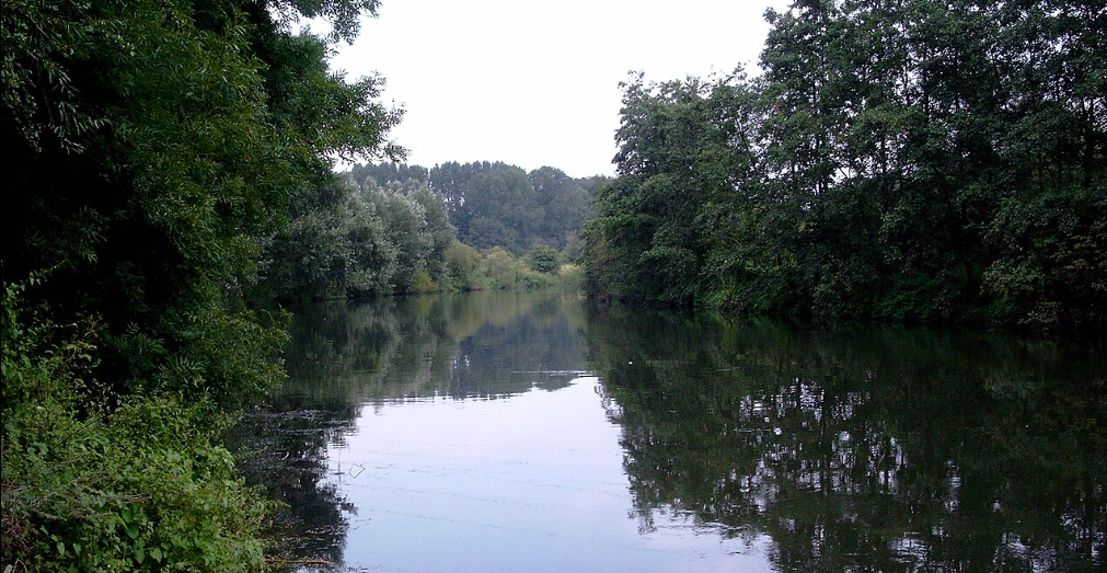 Landschaftsmotiv, inspiriert vom Ruhrtal im Kreis Unna: Fluss, Uferweg und herbstliche Hügel.